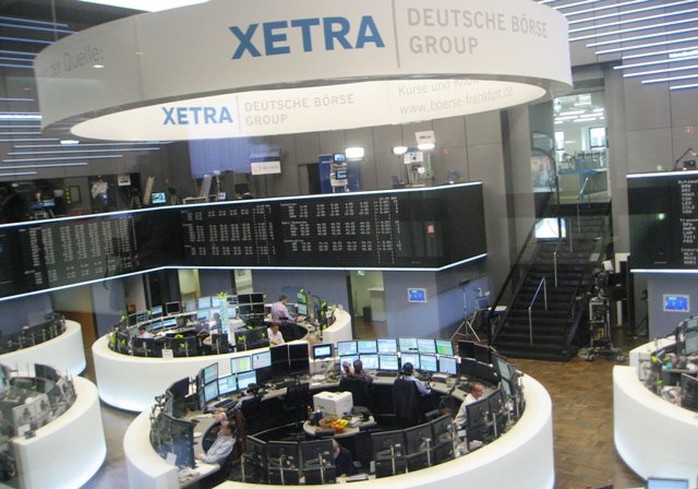 Một góc nhỏ của sàn giao dịch chứng khoán Frankfurt, do Tập đoàn Deutsche Börse vận hành, bằng hệ thống giao dịch điện tử XETRA. Một góc nhỏ của sàn giao dịch chứng khoán Frankfurt, do Tập đoàn Deutsche Börse vận hành, bằng hệ thống giao dịch điện tử XETRA.