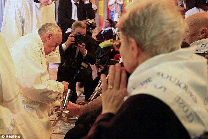 Đức Giáo hoàng Francis rửa chân cho nhóm người lớn tuổi và khuyết tật tại Rome hôm 17-4. Ảnh: Reuters