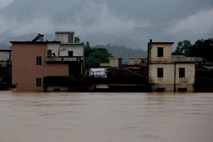 Những ngôi nhà ở tỉnh Quảng Đông bị nhấn chìm trong mưa lũ. Ảnh: Tân Hoa Xã