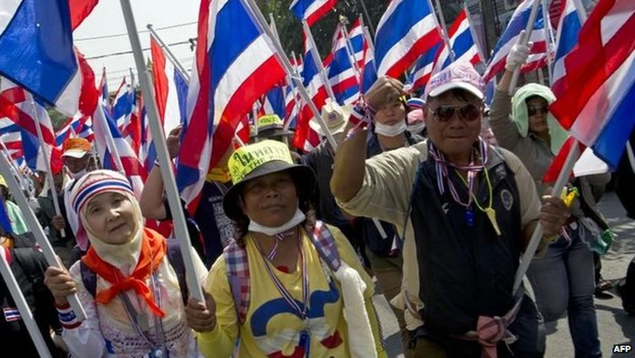 Bất chấp áp lực từ phía người biểu tình, Thủ tướng Yingluck vẫn quyết định ngày bầu cử vào 2-2 sắp tới. Ảnh: Reuters