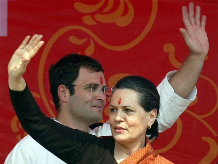 Nữ thủ lĩnh Đảng Quốc đại Sonia Gandhi và con trai Rahul Gandhi. Ảnh: Reuters
