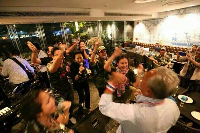 Một hình ảnh trong bữa tiệc của ông Nataphol. Ảnh: Bangkok Post