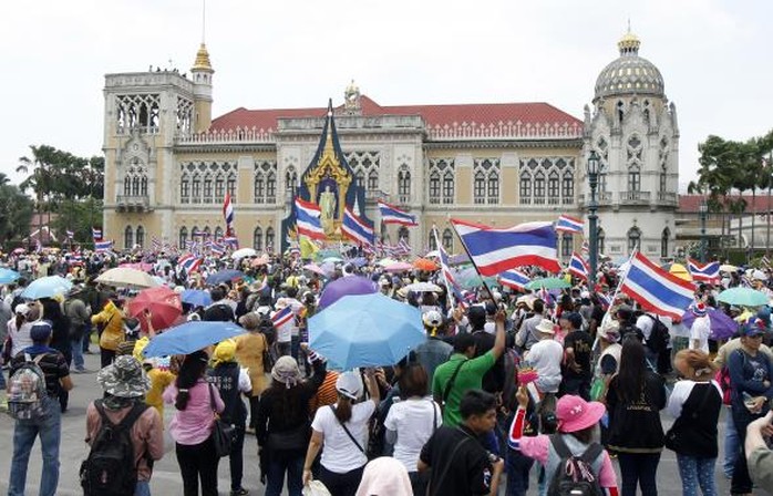Người biểu tình thuộc mạng lưới NSPTR tụ tập trước Tòa nhà chính phủ ở thủ đọ Bangkok hôm 29-3. Ảnh: Reuters