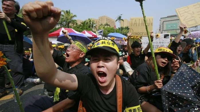 Người dân Đài Loan biểu tình ở Đài Bắc hôm 30-3. Ảnh: AP