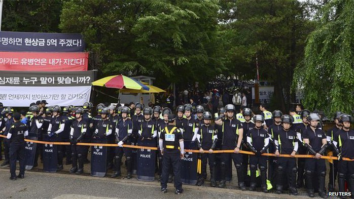 Cảnh sát Hàn Quốc thực hiện vụ bố ráp nhà thờ hôm 11-6. Ảnh: Reuters