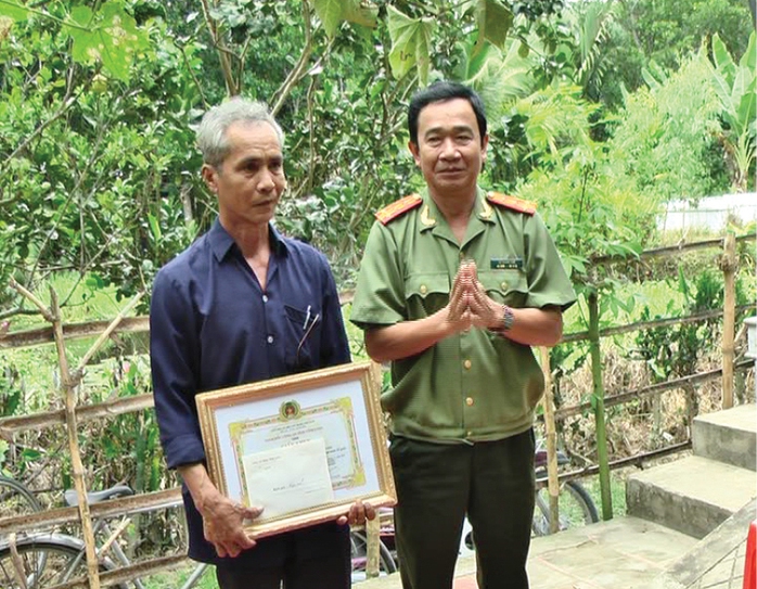 Đại tá Lê Thanh Tâm- Trưởng Phòng PV28- Công an tỉnh trao giấy khen cho đại diện nhân dân ấp Đồng Bé.