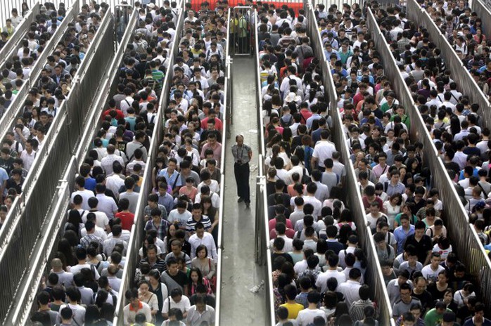 Dòng người chờ đợi kiểm tra an ninh để lên xe điện ngầm ở Bắc Kinh, Ảnh: Reuters