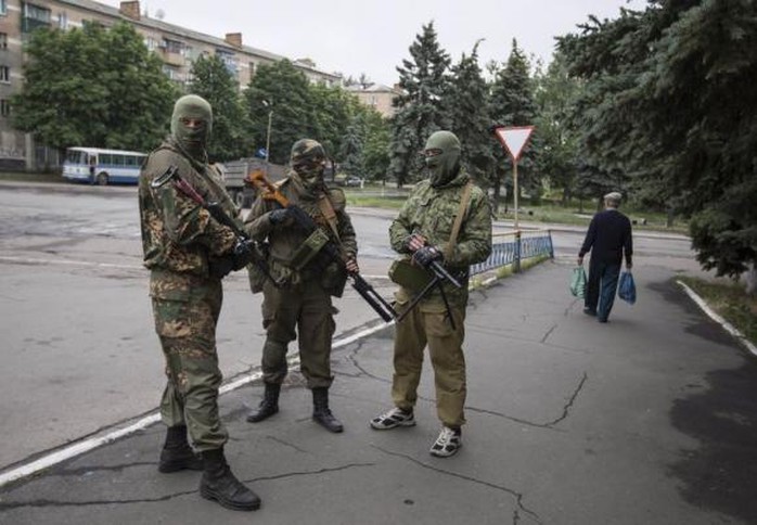 Phiến quân ly khai thân Nga ở thị trấn Snizhnye hôm 12-6. Ảnh: Reuters