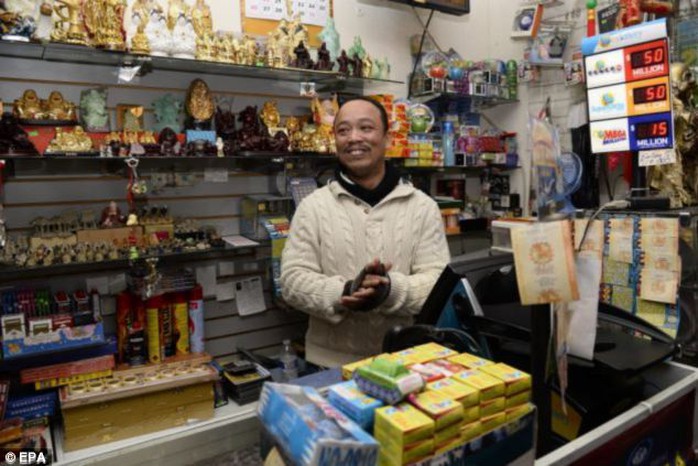 Chủ cửa hàng Thuy Nguyen - nơi ông Trần mua vé số được thưởng 1 triệu USD. Ảnh: EPA
