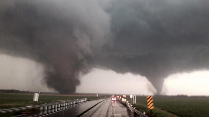 Cơn lốc xoáy kép ở bang Nebraska hôm 16-6. Ảnh: Twitter