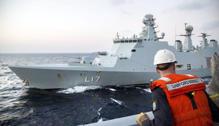 Tàu Đan Mạch vận chuyển hóa chất đi tiêu hủy ngoài biển. Ảnh: Reuters