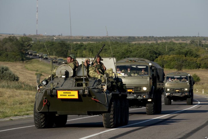 Xe quân sự Nga di chuyển ở khu vực Rostov - Nga hôm 15-8, cách biên giới Ukraine hơn14 km. Ảnh: AP