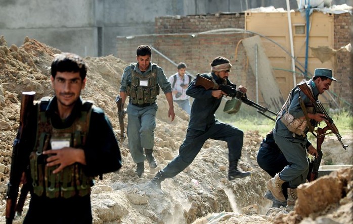 Lực lượng an ninh Afghanistan chiến đấu với quân nổi dậy Taliban ở Kabul hồi tháng 7-2014. Ảnh: AP