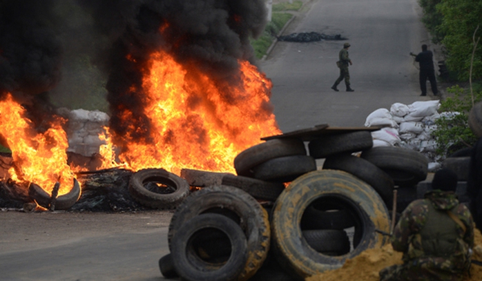 Đọ súng tại làng Andreyevka thuộc vùng Sloviansk ngay trước thềm cuộc trưng cầu dân ý. Ảnh: Đài tiếng nói Nga