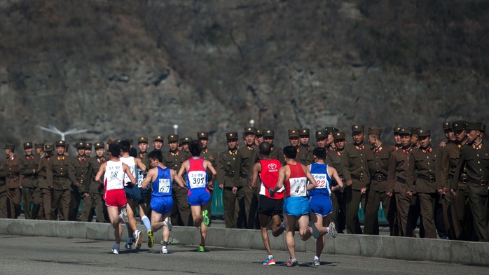 Cuộc thi marathon 2013 ở Triều Tiên dưới sự bảo vệ của quân đội. Ảnh: AP