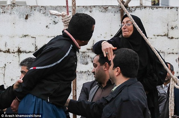 Mẹ của nạn nhân tát vào mặt kẻ giết người rồi tuyên bố tha thứ cho thủ phạm. Ảnh: ISNA