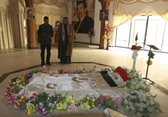 Người dân viếng mộ cố Tổng thống Iraq Saddam Hussein tại Awja. Ảnh: Reuters