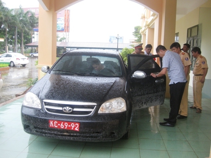 Chiếc xe ô tô ăn cắp ở Ninh Bình rồi gắn biển đỏ bị CSGT Thanh Hóa bắt giữ và ban giao cho Công an Thái Bình