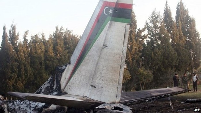 Chiếc máy bay quân sự Libya bị rơi ở miền Nam Tunisia khiến 11 người thiệt mạng. Ảnh: BBC