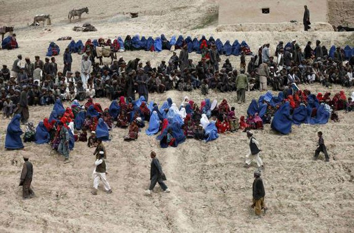Hàng ngàn người dân Afghanistan vô gia cư sau vụ lở đất tồi tệ hôm 2-5. Ảnh: Reuters