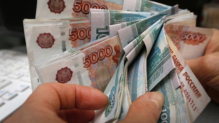 Trong năm nay, đồng rúp của Nga đã giảm 40% giá trị phần lớn là do giá dầu giảm xuống 1 nửa vào sáu tháng cuối năm 2014. Ảnh: Reuters