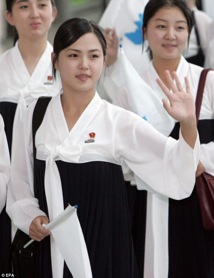 Ri Sol-ju, wife of North Korean leader Kim Jong-un, waving toward South Koreans while leaving Incheon International Airport, South Korea, after attending the 16th Asian Athletics Championships