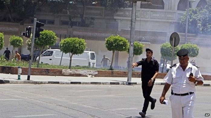 Hiện trường vụ nổ bom hôm 30-6 gần dinh Tổng thống Ai Cập. Ảnh: AP
