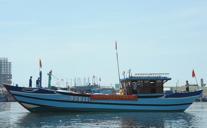 Tàu hậu cần nghề cá có công suất 850 CV của ngư dân Trần Toàn vừa được hạ thủy sáng 14-5