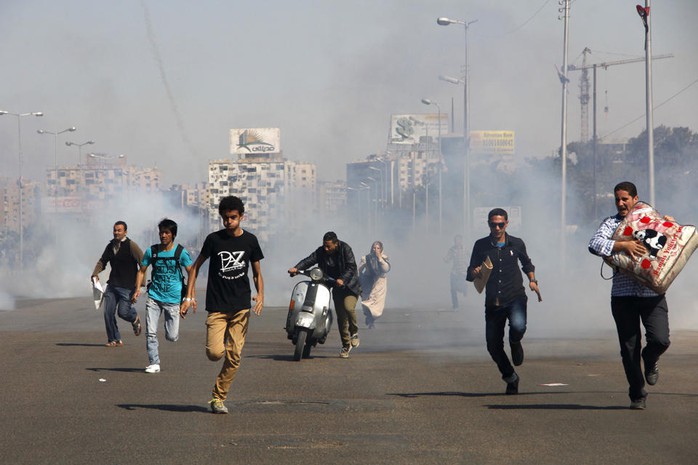Đụng độ giữa sinh viên Đại học Al-Azhar và  lực lượng cảnh sát tháng 10-2013. Ảnh: AP