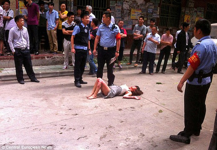 Cô gái Xu Fan được cảnh sát kéo ra khỏi ô tô và dập lửa.