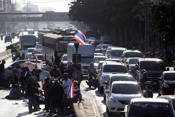 Người biểu tình chặn một làn đường tại trung tâm thủ đô Bangkok hôm 13-1. Ảnh: Bloomberg