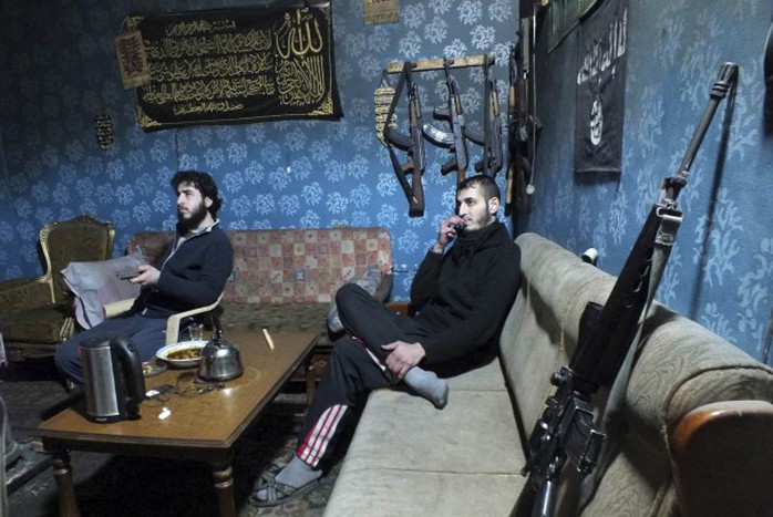 Các tay súng lực lượng nổi dậy Syria đang nghỉ ngơi tại thành phố Homs - khu vực đang bị bao vây. Ảnh: Reuters