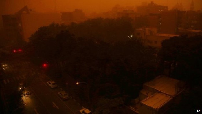Bão cát nhấn chìm Tehran trong bóng tối. Ảnh: AP