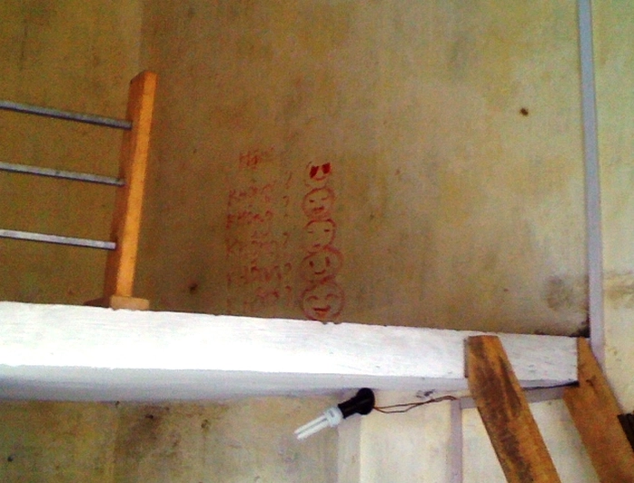 Một số chữ viết màu đỏ chưa xác định được máu hay sơn của chị Dung được phát hiện trên gác 2 của phòng trọ.