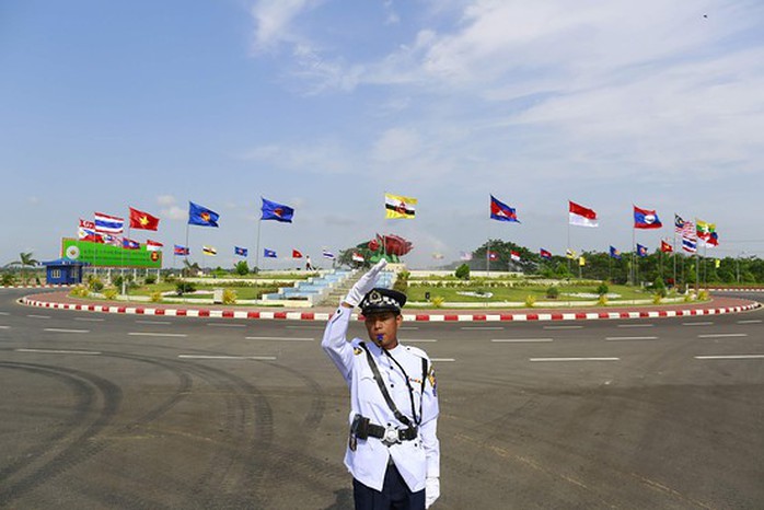 Cảnh sát bảo vệ tại khu vực diễn ra Hội nghị bộ trưởng ngoại giao ASEAN tại Naypyitaw (Myanamar). Ảnh: Reuters