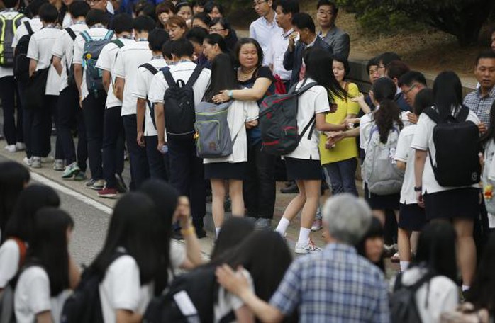 75 học sinh trường Danwon trở lại lớp học hôm 25-6, mang theo niềm đau khôn tả. Ảnh: Reuters