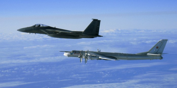 Máy bay F-15 của Mỹ xuất phát từ căn cứ không quân Elmendorf (hiện tại là Joint Base Elmendorf Richardson) hộ tống một chiếc Tu-95 của Nga ra khỏi không phận Alaska năm 2006. Ảnh: Wikipedia