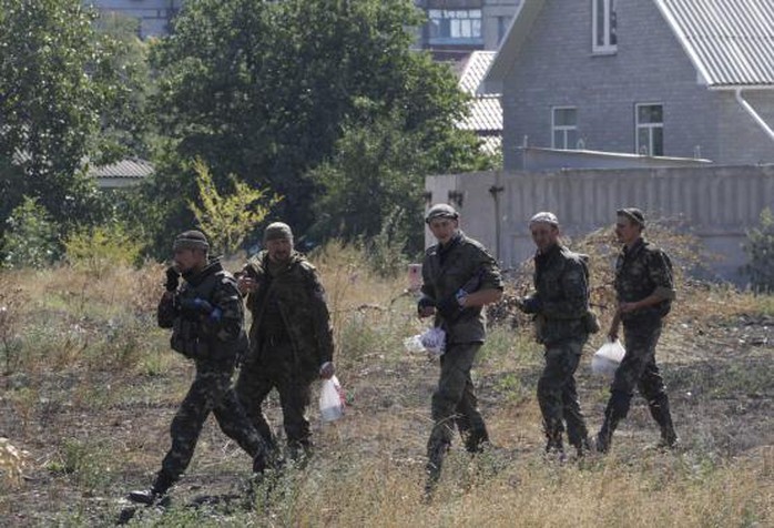 Kiev triển khai quân viện trợ tới Mariupol ngay trước thời điểm sắp công bố thỏa thuận ngừng bắn. Ảnh: Reuters