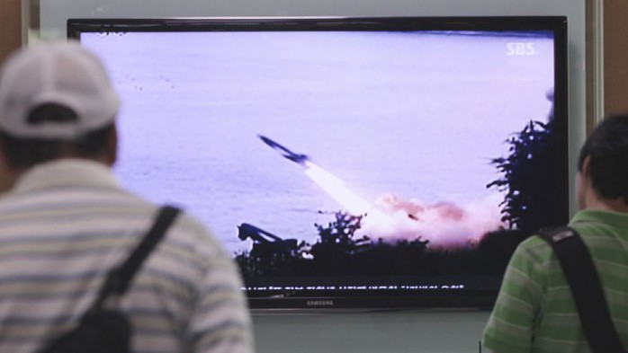 Đài SBS của Hàn Quốc đưa tin vụ thử tên lửa của Triều Tiên hôm 29-6. Ảnh: AP