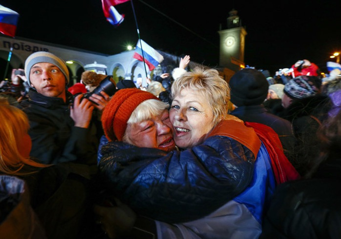 People celebrate the ceremonial change of time on the railway square in the Crimean city of Simferopol March 30, 2014. (Reuters/Shamil Zhumatov)