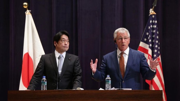 Bộ trưởng Quốc phòng Nhật Bản Itsunori Onodera và người đồng cấp Mỹ Chuck Hagel. Ảnh: AP