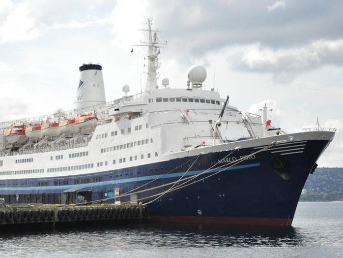 Tàu du lịch Marco Polo bị sóng đánh trúng khiến một du khách thiệt mạng. Ảnh: Independent