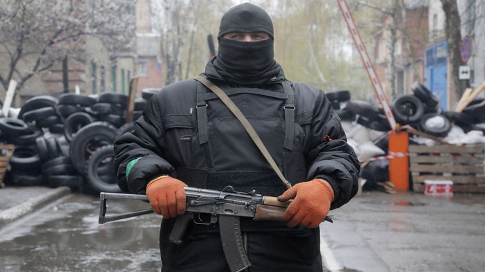 Một phần tử vũ trang thân Nga tại miền Đông Ukraine. Ảnh: AP
