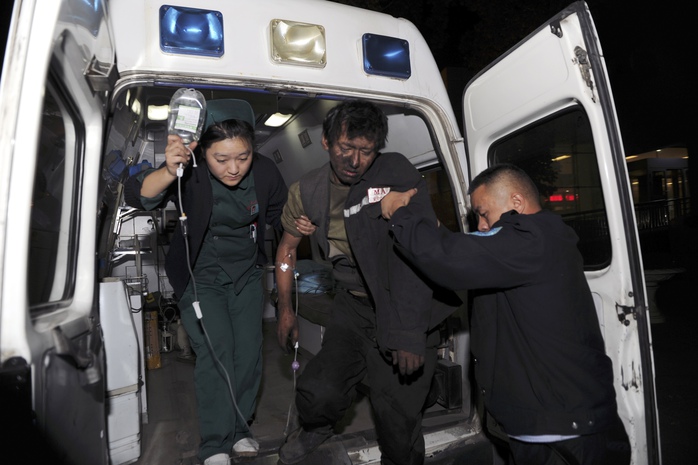 Nạn nhân bị thương được đưa tới bệnh viện. Ảnh: AP