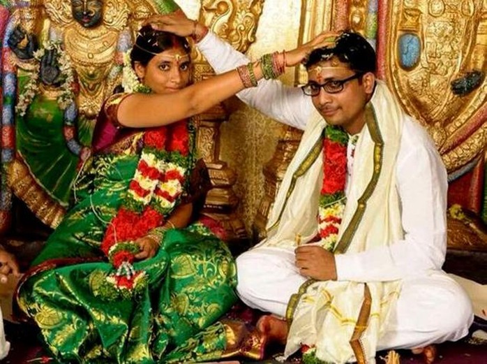 CÔ gái xấu số Pachala Deepthi chụp hình cùng người chồng mới cưới. Ảnh: The Hindu