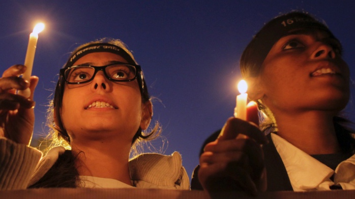 Đốt nến tưởng niệm người phụ nữ 23 tuổi bị cưỡng hiếp và giết chết gây rúng động Ấn Độ tháng 12-2012. Ảnh: AP