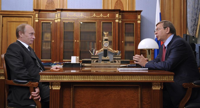Ông Putin (trái) và tỉ phú Vladimir Yevtushenkov trong một cuộc gặp ở Moscow năm 2009. Ảnh: AP