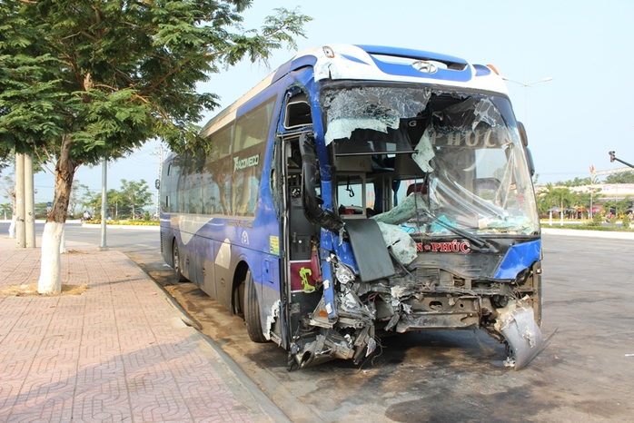 Xe container và xe khách nát đầu sau vụ tai nạn