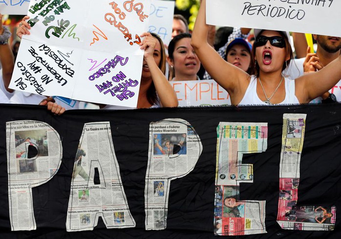 Nhân viên các tờ báo ở thủ đô của Venezuela biểu tình phản đối quy định mua đồng USD của chính phủ. Ảnh: AP