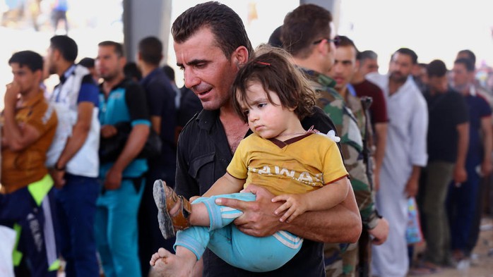 Cư dân Mosul tìm nơi trú ẩn sau khi ISIL chiếm quyền kiểm soát thành phố. Ảnh: AP